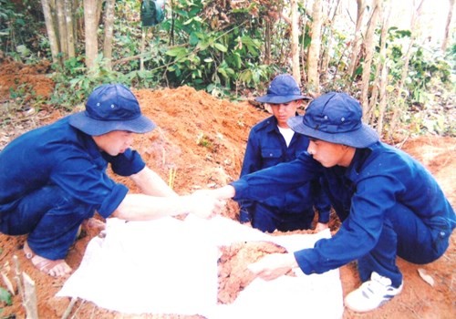 Đội 584 tìm thêm được 13 hài cốt liệt sĩ là quân tình nguyện và chuyên gia Việt Nam hy sinh tại Lào - ảnh 1